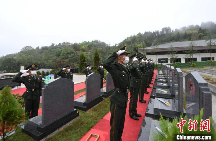 武警官兵向烈士獻花、敬軍禮?！」鶄魑?攝