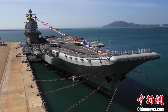 2019年12月17日，中國第一艘國產(chǎn)航空母艦山東艦在海南三亞某軍港交付海軍?！∑押Ｑ?攝