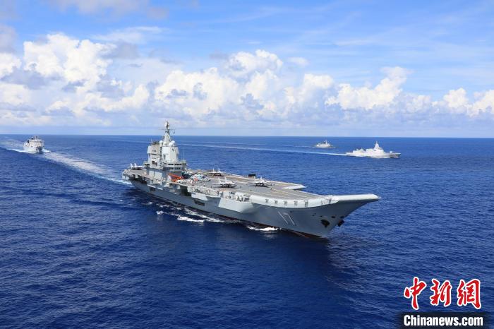 2022年8月6日，山東艦航母編隊(duì)進(jìn)行航渡?！“材?攝