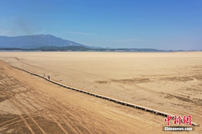 資料圖：航拍位于江西省九江市都昌縣鄱陽湖水域的明代古橋“千眼橋”。 劉占昆 攝