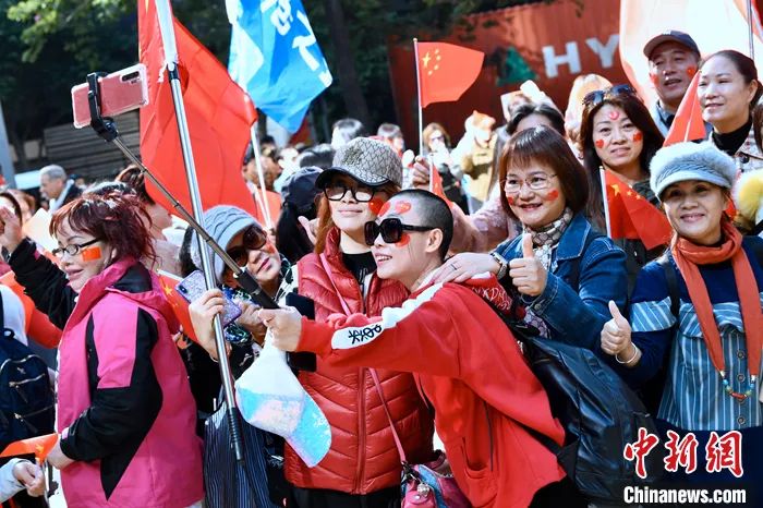 資料圖：2019年12月7日，數(shù)千名香港市民在香港島港灣道花園參與愛國護(hù)港撐警活動。<a target='_blank' href='/'>中新社</a>記者 李志華 攝 