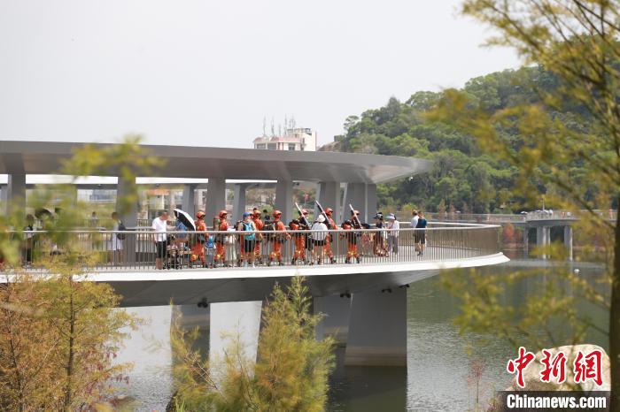 森林消防員穿梭在東坪山山海健康步道開展攜裝巡護(hù)?！↑S山鴻 攝