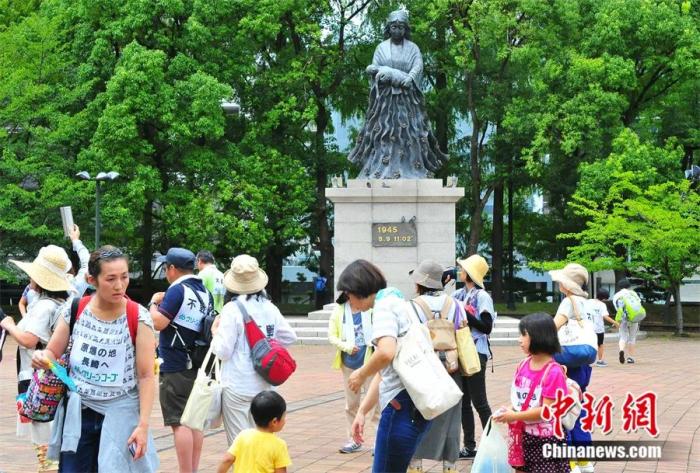 日本長崎市民帶著孩子到該市核爆中心地公園參加和平教育活動。呂少威 攝
