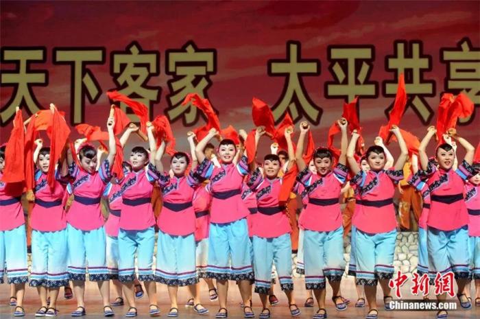 2020年9月，原生態(tài)客家風情歌舞集《土樓神韻》在福建省永定客家博覽園演藝中心上演。張金川 攝
