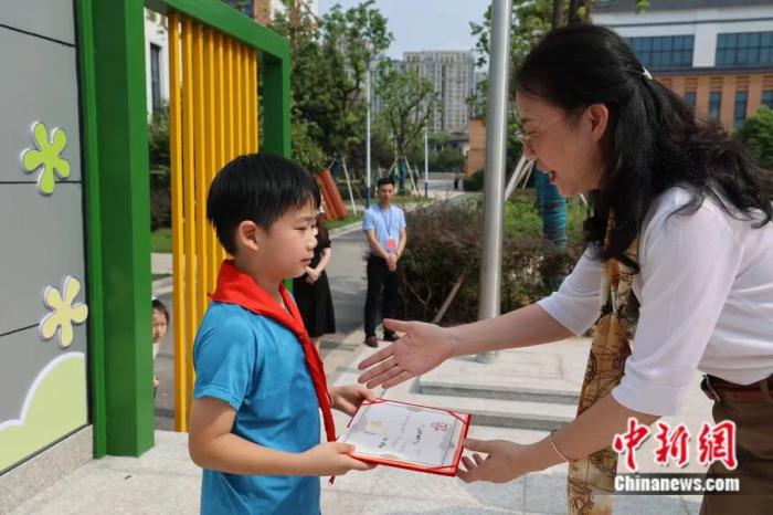 圖為學校給嚴弘森頒獎航天小講師 受訪者供圖