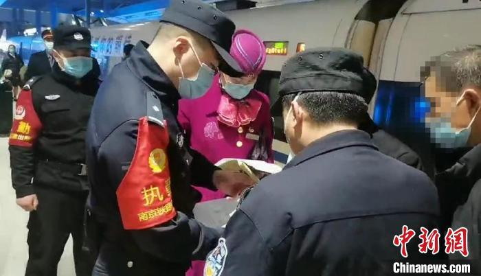 資料圖：吸煙導致列車緩行的乘客接受鐵路警方調(diào)查?！⊥跽佥x 攝