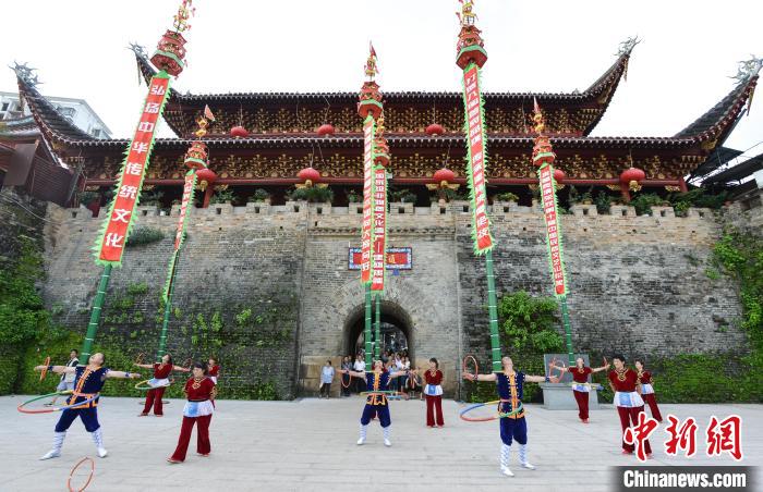 被列入福建省第一批省級(jí)非物質(zhì)文化遺產(chǎn)代表作名錄的建甌挑幡亦是建甌竹文化的體現(xiàn)?！×秩嗜A 攝