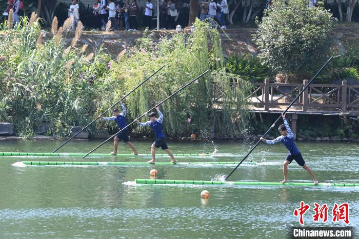 廣西河池學院學生進行獨竹漂技能練習?！⊥跻哉?攝