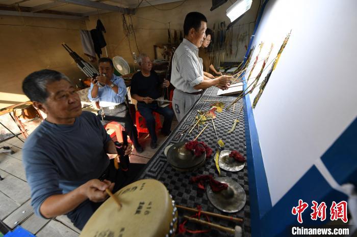 圖為三河市新集鎮(zhèn)東羅村的皮影民俗演藝文化基地，藝術(shù)團(tuán)成員正在演繹皮影戲?！「咪?攝