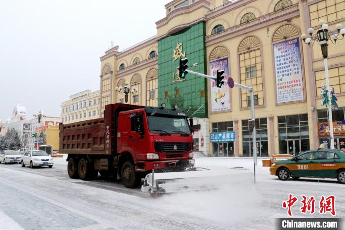 清雪機械晝夜兩班交替清理積雪?！∩厶炖?攝