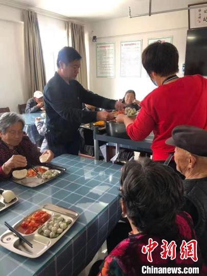 (資料圖)山東淄博從“一餐熱飯”破題養(yǎng)老服務“最后一公里”?！∈茉L者供圖