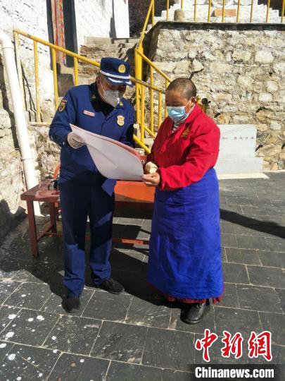 圖為消防員在寺廟桑龍日追向出家人宣傳講解消防知識(shí)?！±_市消防救援支隊(duì)供圖