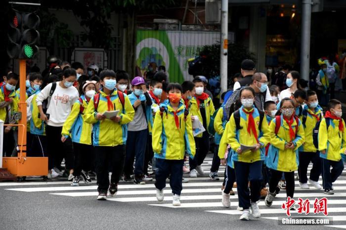 圖為福州部分區(qū)域?qū)W校恢復(fù)線下授課。王東明 攝