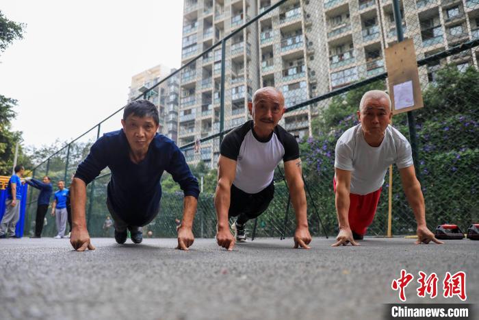 大爺們一起切磋?！⊥趵?　攝