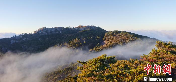 薄薄云霧從山間穿過 劉維剛 攝