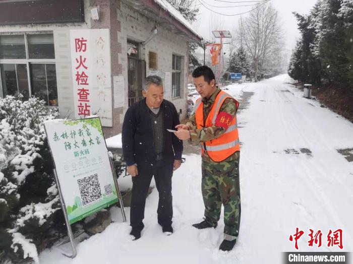 資料圖：護林員對防火檢查站進行督查。　泰安市委宣傳部供圖