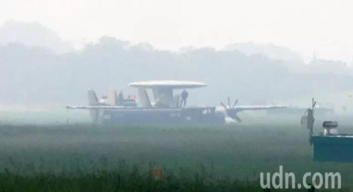 臺空軍一架E-2K空中預(yù)警機(jī)25日上午傳出在空軍屏東基地迫降，目前疑似因起落架故障，以機(jī)腹迫降著地，飛機(jī)在屏北機(jī)場沖出跑道，現(xiàn)場可見人員在進(jìn)行搶救作業(yè)，目前得知機(jī)上人員均安全。圖片來源：臺灣聯(lián)合新聞網(wǎng) 記者劉學(xué)圣 攝。