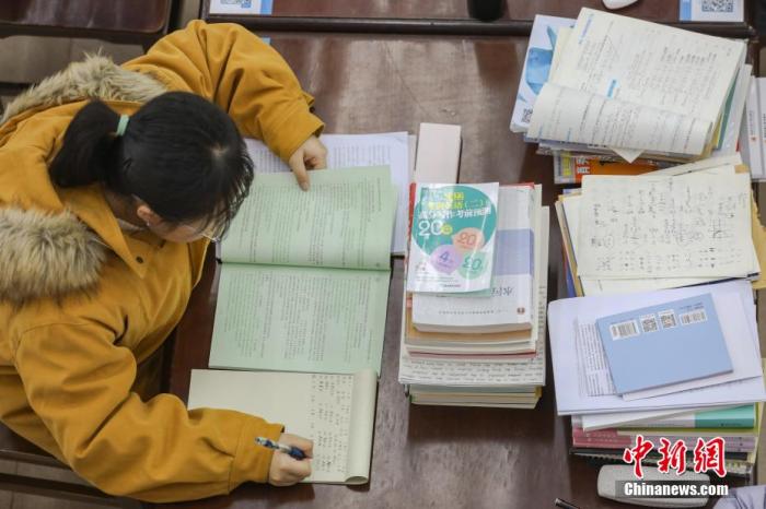 資料圖：一位考研學(xué)生在南昌大學(xué)圖書(shū)館的自習(xí)室內(nèi)復(fù)習(xí)備考。 劉力鑫 攝