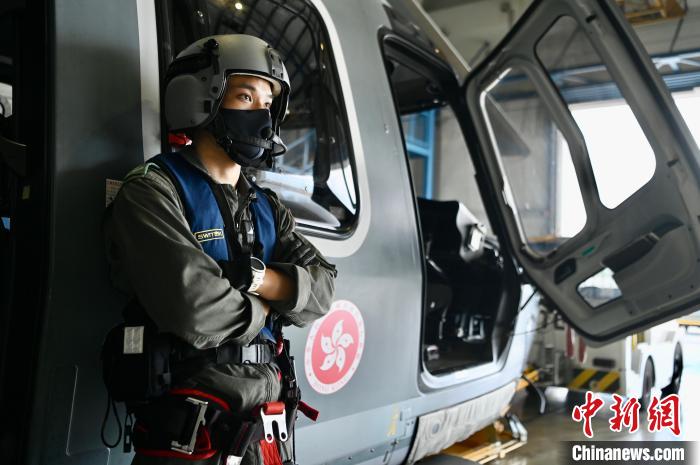 香港特區(qū)政府飛行服務(wù)隊三級空勤主任呂嘉晴與獵豹直升機。　李志華 攝