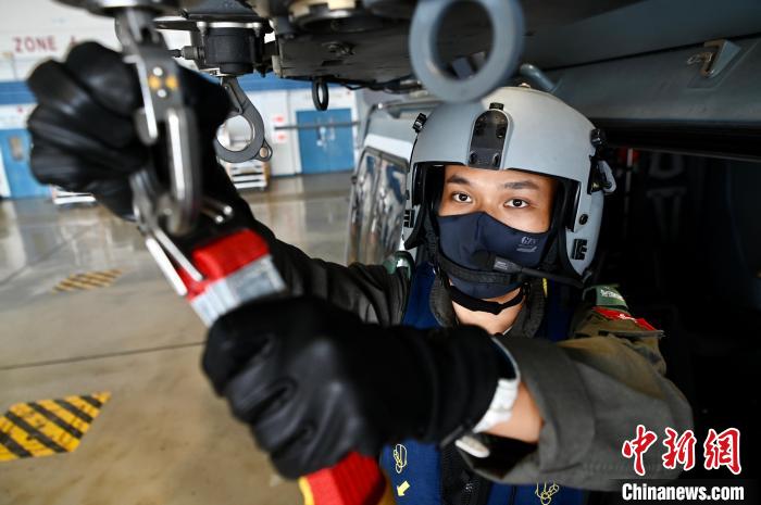 香港特區(qū)政府飛行服務(wù)隊三級空勤主任呂嘉晴示范拯救工作流程?！±钪救A 攝