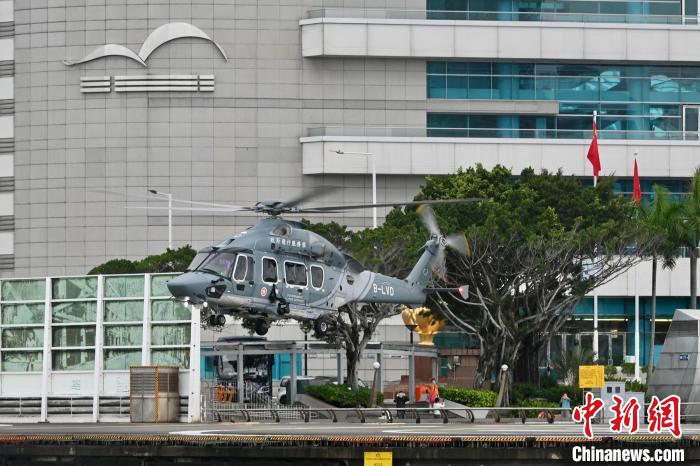 香港特區(qū)政府飛行服務(wù)隊直升機在香港會議展覽中心附近的停機坪起降?！±钪救A 攝