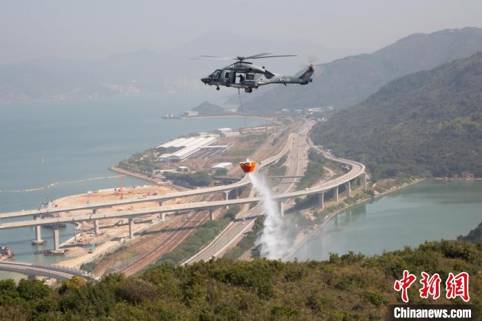 在跨部門山火暨攀山拯救行動演習中，香港特區(qū)政府飛行服務(wù)隊派出直升機投擲水彈撲救山火?！∠愀厶貐^(qū)政府飛行服務(wù)隊 攝