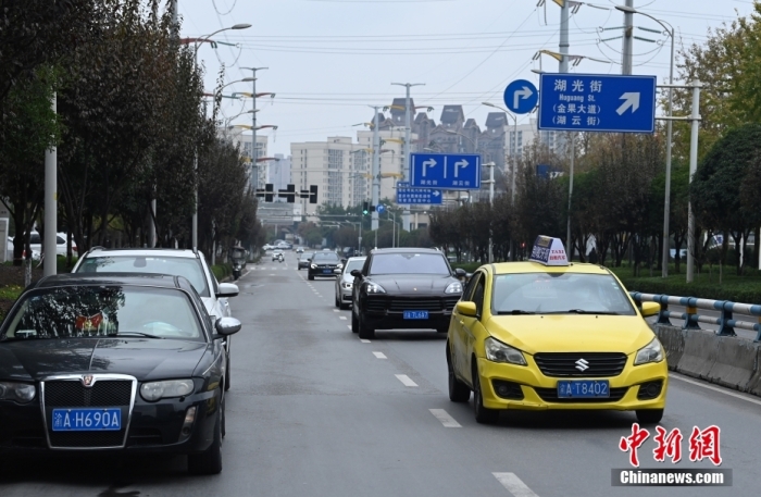 12月2日，重慶街頭道路上的車輛逐漸增多，不少市民也開始出門采購物資，城市正在有序恢復正常生產生活秩序。圖為街頭道路上的車輛逐漸增多。 陳超 攝