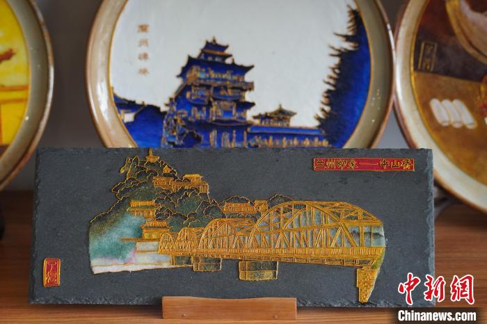 圖為李海明工作室內展出的掐絲琺瑯畫作品。　九美旦增 攝