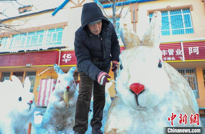 雪雕兔成“網(wǎng)紅”新疆大叔21年用雪雕傳揚(yáng)生肖文化