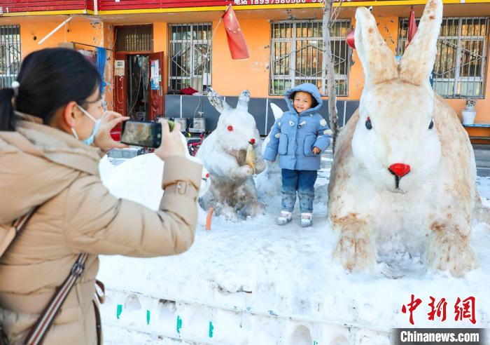 不少行人拍照上傳朋友圈，這些雪雕兔子經(jīng)社交平臺(tái)傳播一時(shí)成了當(dāng)?shù)亍熬W(wǎng)紅”。　楊俊欽 攝