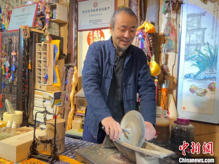 陜西花甲制香人“尋草”終南山匠心獨(dú)運(yùn)將“仙都”草藥凝于一支香