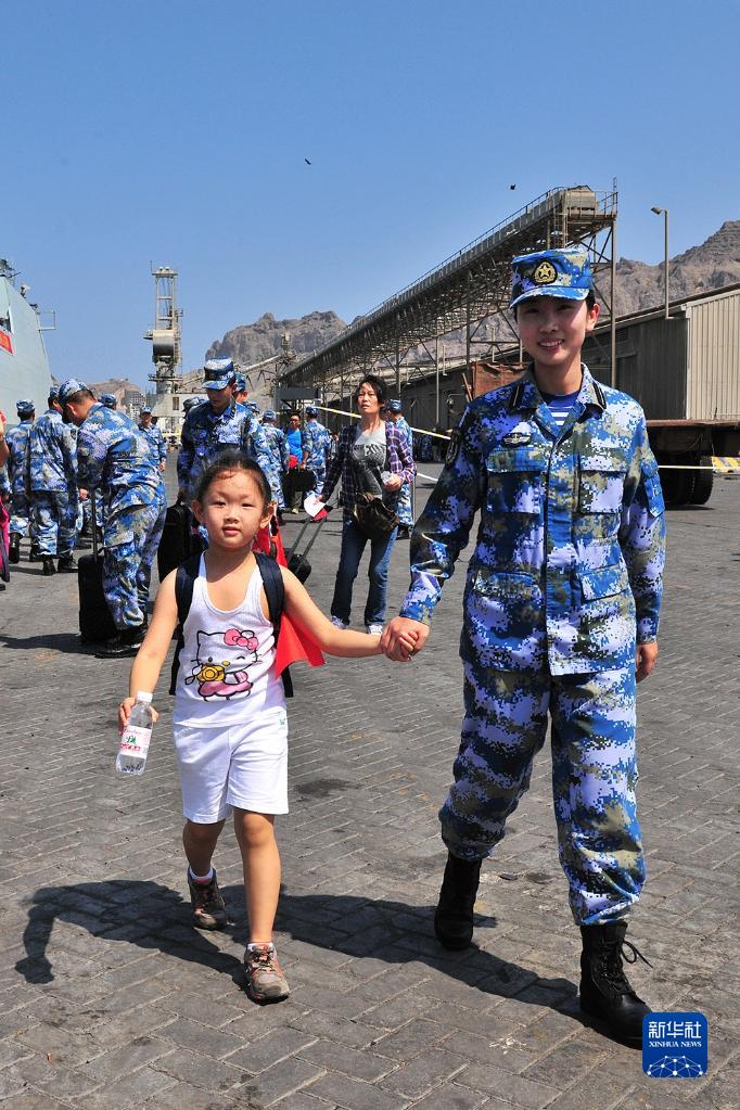 2015年3月29日，中國海軍第十九批護航編隊臨沂艦抵達也門亞丁港，臨沂艦女艦員幫助撤離的兒童登艦。新華社發(fā)（熊利兵攝）