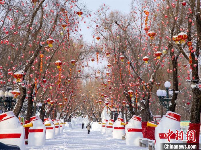 “雪人儀仗隊”歡迎游客來哈爾濱太陽島雪博會 哈爾濱太陽島雪博會供圖