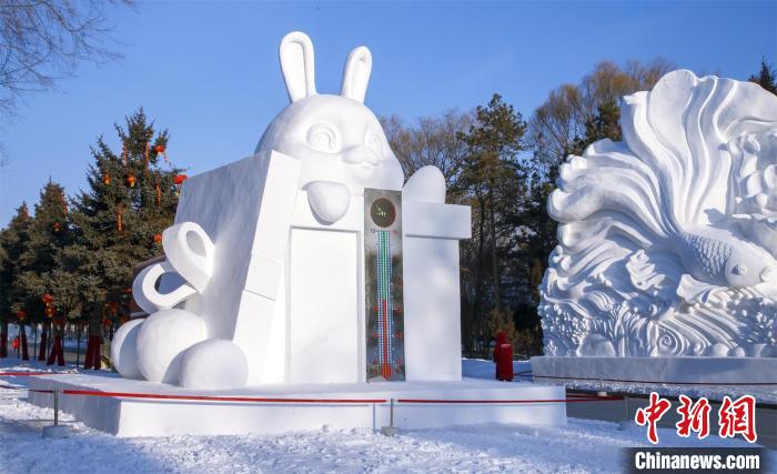 兔子造型的溫度計顯示室外氣溫 哈爾濱太陽島雪博會供圖