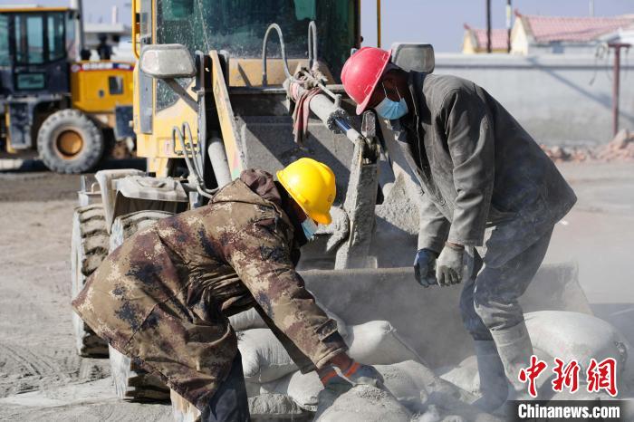 圖為建筑工人進(jìn)行道路瀝青鋪裝收尾工作。(資料圖) 聊城援青干部管理組供圖