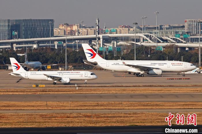 東航全球首架C919飛機在上海虹橋機場滑行。　殷立勤 攝