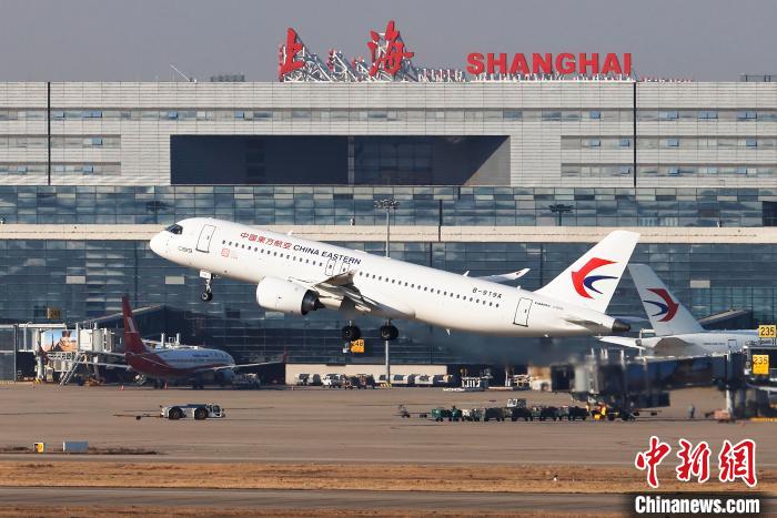 東航全球首架C919飛機從上海虹橋機場起飛前往成都天府機場?！∫罅⑶?攝