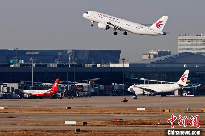 東航全球首架C919飛機從上海虹橋機場起飛前往成都天府機場?！∫罅⑶?攝