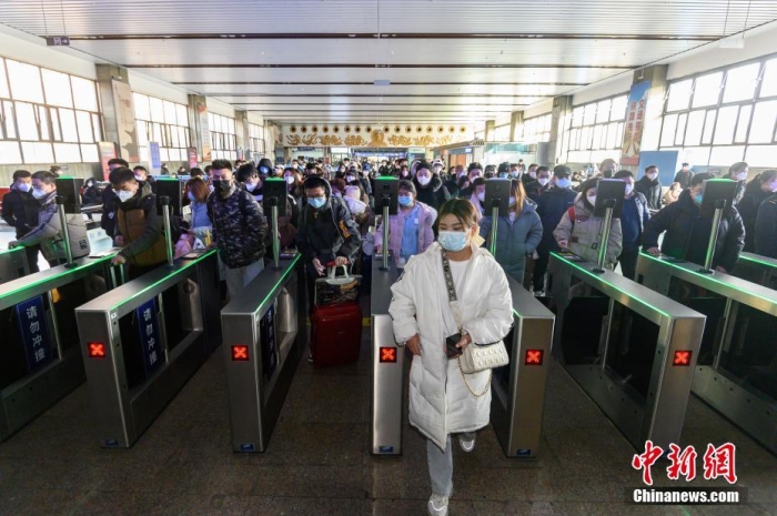 資料圖：1月7日，山西省太原市，民眾在太原站候車大廳排隊(duì)檢票乘車。當(dāng)日，2023年春運(yùn)正式拉開帷幕。 <a target='_blank' href='/'>中新社</a>記者 韋亮 攝