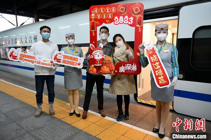 1月15日，廣州東開往香港西九龍的首發(fā)高鐵前，旅客與工作人員開心合影?！￡愺K旻 攝