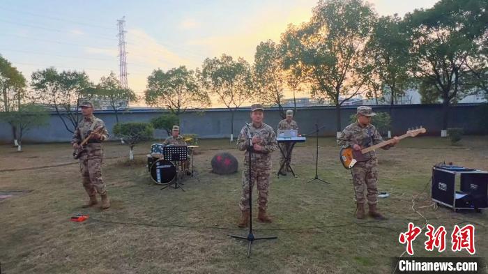 武警衢州支隊“云春晚”排練現場——武警衢州支隊機龍游中隊官兵帶來的節(jié)目《你就是遠方》?！￡懹顣?攝