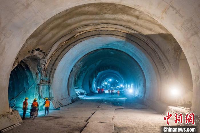 （新春走基層）川西高原600余名建設(shè)者春節(jié)“不打烊”加緊隧道掘進(jìn)