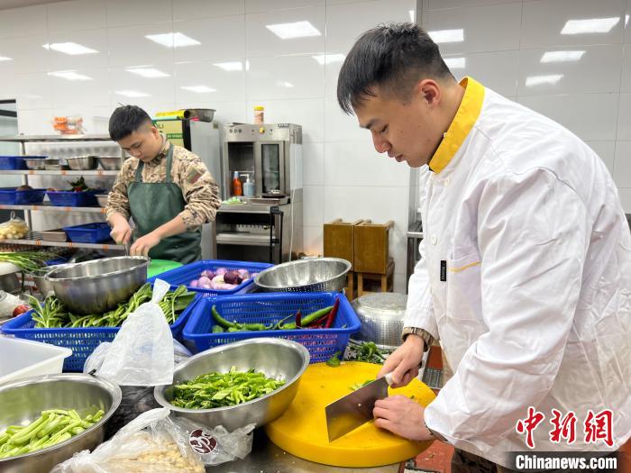 干部們在廚房切菜?！∥渚憬傟犈_州支隊供圖