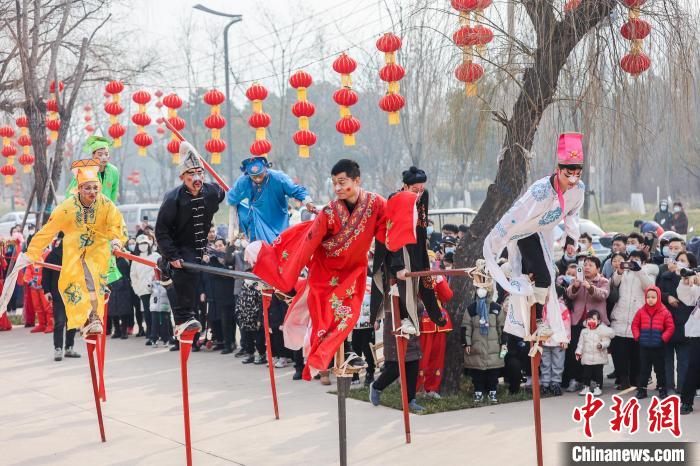 圖為傳統(tǒng)民間年俗表演?！h長(zhǎng)安城供圖 