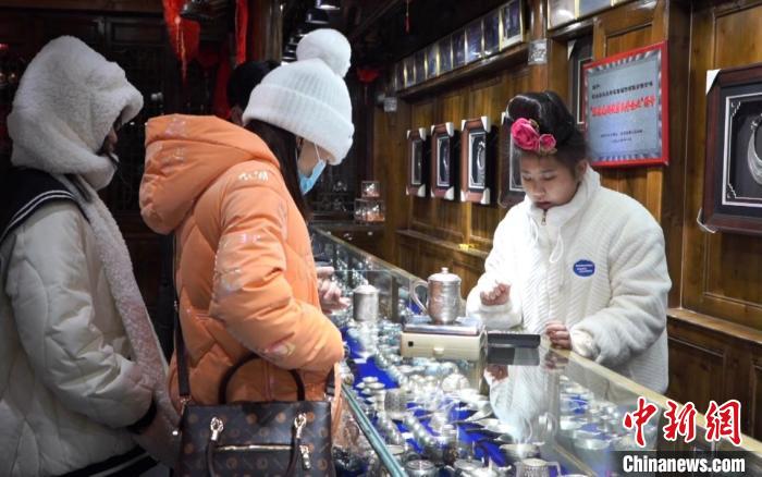 游客在西江千戶苗寨銀飾店購(gòu)物 蒲文思 攝