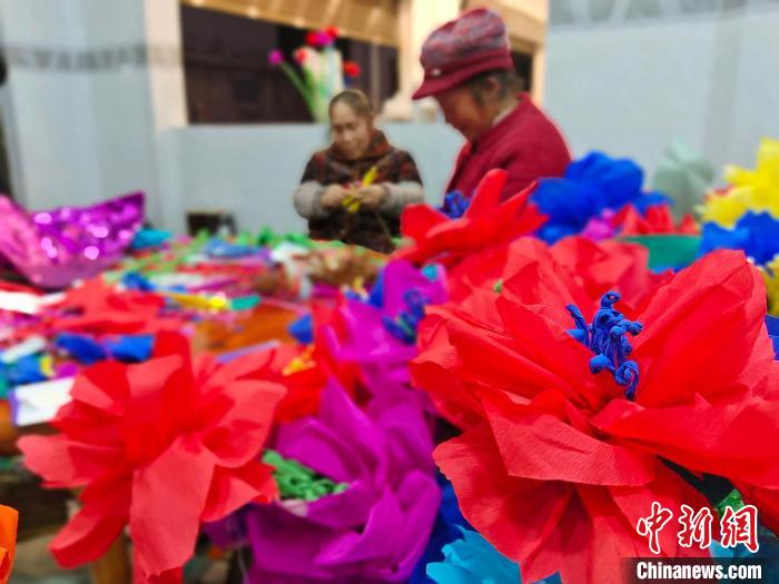 圖為村民在制作花燈。　馮桂菊 攝