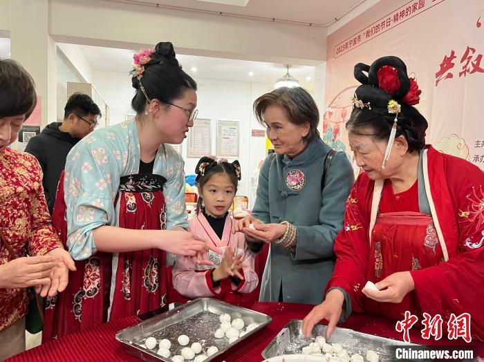 在甬臺胞制作湯圓。　徐鑫供圖