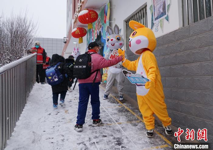 圖為昆侖路小學(xué)學(xué)生與“歡迎兔”互動?！●R銘言 攝