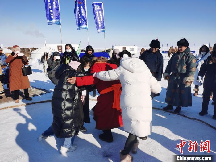 圖為臺灣青年體驗摔跤。　李愛平 攝