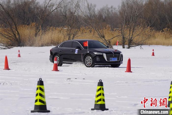 在冰雪路面競(jìng)技的參賽車(chē)輛 孫漢侖 攝